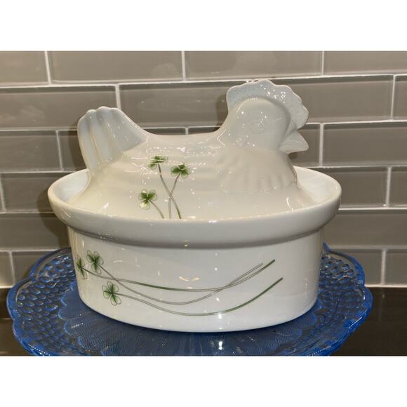 “Shamrocks” by MARCUS NOTLEY 1.5 Quart Oval Covered Casserole-Made in Ireland - Picture 1 of 7